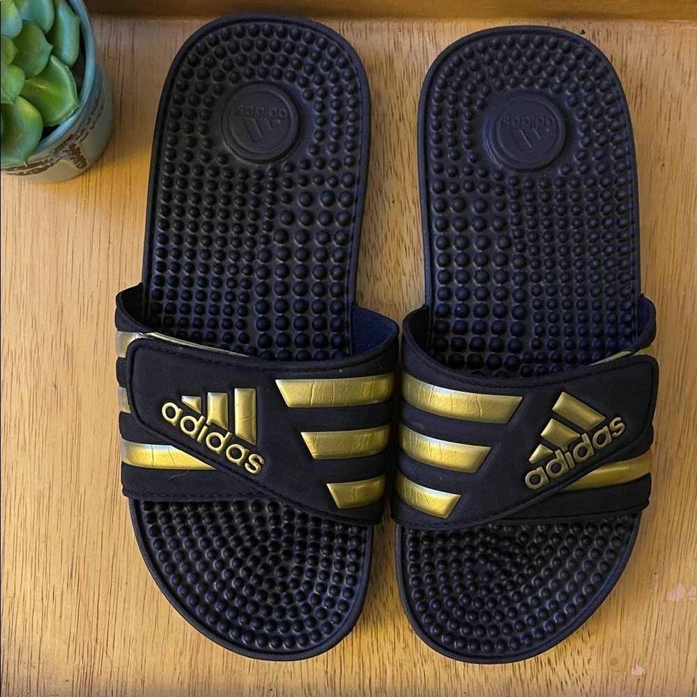 NWOT Adidas Men’s ADISSAGE Comfort Slides in Black & Gold EG6517 Size 6 - Picture 8 of 12